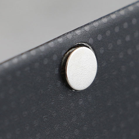 legatoria Calamita diametro 5mm spessore 5mm Calamita cilindrica al neodimio, diametro 5mm spessore 5mm. Grado magnetico N35. Forza di attrazione 700 grammi.