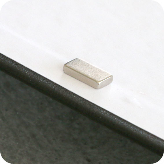 legatoria Calamita rettangolare. 25x10x1.5mm Calamita rettangolare in neodimio, grado magnetico N35 (forza di attrazione 1300g).