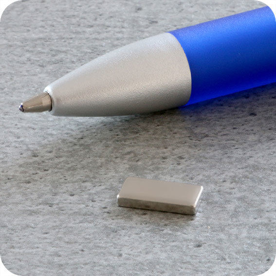 legatoria Calamita rettagolare. 10x5x1.5mm Calamita rettangolare in neodimio, grado magnetico N35 (forza di attrazione: 550g).