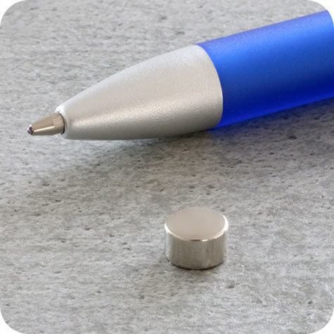 legatoria Calamita diametro 7mm spessore 4mm Calamita cilindrica al neodimio, diametro 7mm spessore 4mm, grado magnetico N35. Forza di attrazione 1100g.