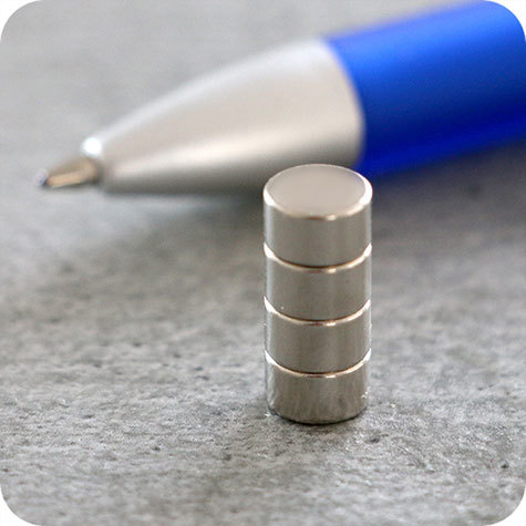 legatoria Calamita diametro 7mm spessore 4mm Calamita cilindrica al neodimio, diametro 7mm spessore 4mm, grado magnetico N35. Forza di attrazione 1100g.