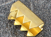 legatoria Capicorda tubetto 9x4,4mm, ACCIAIO OTTONATO lunghezza 9mm. Larghezza 4,4mm. Spessore 5,1mm. Adatto alla produzione di anelli elastici o come terminale di stringhe.  LEG2963