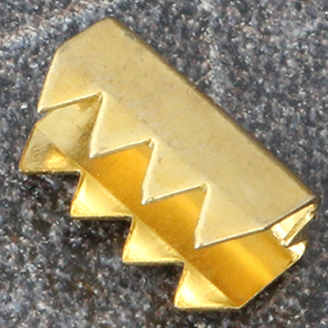 legatoria Capicorda tubetto 9x4,4mm, ACCIAIO OTTONATO lunghezza 9mm. Larghezza 4,4mm. Spessore 5,1mm. Adatto alla produzione di anelli elastici o come terminale di stringhe. .