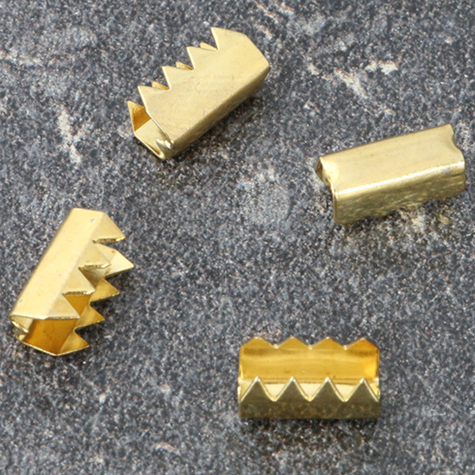 legatoria Capicorda tubetto 9x4,4mm, ACCIAIO OTTONATO lunghezza 9mm. Larghezza 4,4mm. Spessore 5,1mm. Adatto alla produzione di anelli elastici o come terminale di stringhe. .