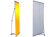 legatoria Porta banner a -L-, 600x2000mm Porta banner a -L-. Interamente in alluminio. Dotato di pesante piede di appoggio e gommatura anti-scivolamento. Asta telescopica regolabile fino a 200cm. Sistema di aggancio banner facile e sicuro. Comodo trasporto grazie alla sacca rigida in tessuto. Dimensioni 60x200cm. Peso 2,8 Kg.