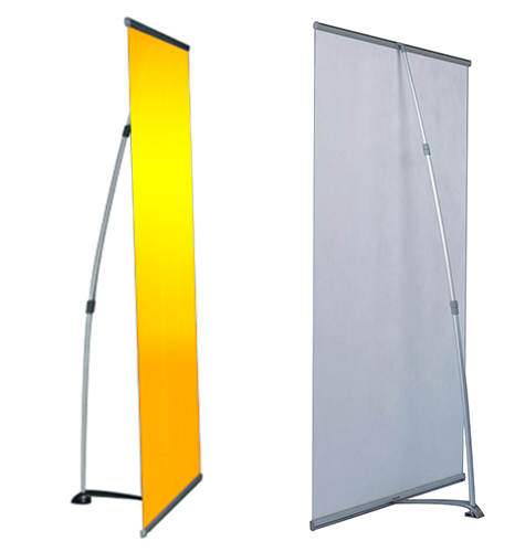 legatoria Porta banner a -L-, 600x2000mm Porta banner a -L-. Interamente in alluminio. Dotato di pesante piede di appoggio e gommatura anti-scivolamento. Asta telescopica regolabile fino a 200cm. Sistema di aggancio banner facile e sicuro. Comodo trasporto grazie alla sacca rigida in tessuto. Dimensioni 60x200cm. Peso 2,8 Kg.