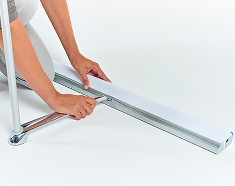 legatoria Porta banner a -L-, 600x2000mm Porta banner a -L-. Interamente in alluminio. Dotato di pesante piede di appoggio e gommatura anti-scivolamento. Asta telescopica regolabile fino a 200cm. Sistema di aggancio banner facile e sicuro. Comodo trasporto grazie alla sacca rigida in tessuto. Dimensioni 60x200cm. Peso 2,8 Kg.