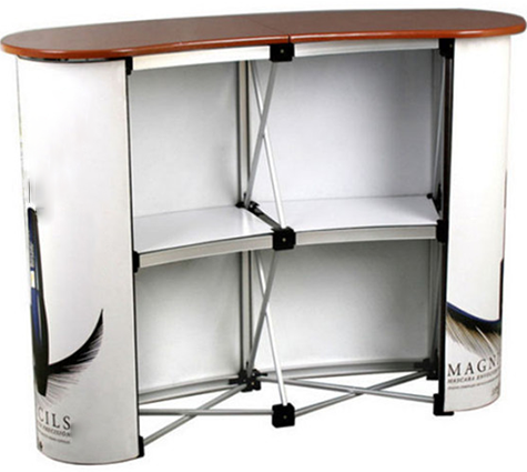 legatoria Tavolo per manifestazioni espositive Pieghevole e leggero,  facilmente trasportabile. Si monta in 30 secondi. La superficie verticale consente la personalizzazione. Capiente vano interno. Dotato di comode borse per il trasporto. Larghezza: 124cm, altezza: 83cm, profondit: 32cm. 8 kg.