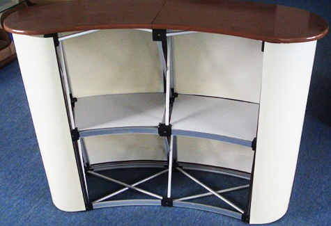 legatoria Tavolo per manifestazioni espositive Pieghevole e leggero,  facilmente trasportabile. Si monta in 30 secondi. La superficie verticale consente la personalizzazione. Capiente vano interno. Dotato di comode borse per il trasporto. Larghezza: 124cm, altezza: 83cm, profondit: 32cm. 8 kg.