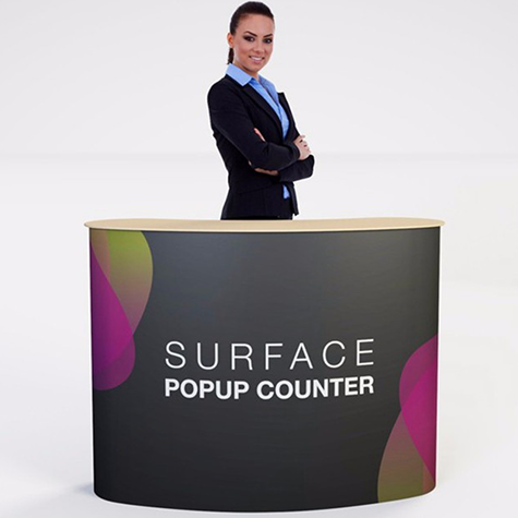 legatoria Tavolo per manifestazioni espositive Pieghevole e leggero,  facilmente trasportabile. Si monta in 30 secondi. La superficie verticale consente la personalizzazione. Capiente vano interno. Dotato di comode borse per il trasporto. Larghezza: 124cm, altezza: 83cm, profondit: 32cm. 8 kg.