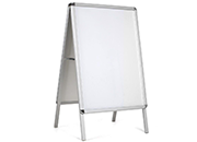 legatoria Porta manifesto da pavimento, 70x100cm Porta locandina o manifesto monofacciale. Cornice a forma di -A- con angoli cromati. Foglio protettivo antipioggia in policarbonato. Dimensioni: 70x100cm. Peso : 12.5 kg LEG2975