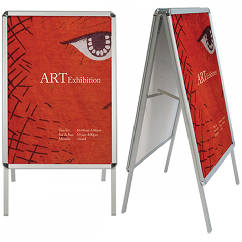 legatoria Porta manifesto da pavimento, 70x100cm Porta locandina o manifesto monofacciale. Cornice a forma di -A- con angoli cromati. Foglio protettivo antipioggia in policarbonato. Dimensioni: 70x100cm. Peso : 12.5 kg.