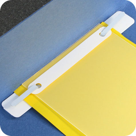 legatoria Fastener autoadesivo in 3 parti, 150x20mm BIANCO, assemblato. Base 150x20mm in PVC rigido da 300 micron. Linguella 148x5mm verniciato. Pressino 100x12mm in PVC rigido da 300 micron. Prodotto originale tedesco. MADE IN GERMANY.