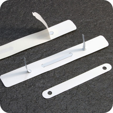 legatoria Fastener autoadesivo in 3 parti, 150x20mm BIANCO, assemblato. Base 150x20mm in PVC rigido da 300 micron. Linguella 148x5mm verniciato. Pressino 100x12mm in PVC rigido da 300 micron. Prodotto originale tedesco. MADE IN GERMANY.