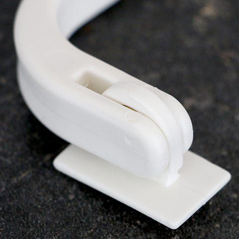 legatoria Maniglia in plastica 118x40x11 mm BIANCA. Sezione rettangolare, dotata di due occhielli per il fissaggio e larticolazione della maniglia.