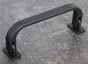 legatoria Maniglia in plastica 118x40x11 mm NERA. Sezione rettangolare, dotata di due occhielli per il fissaggio e larticolazione della maniglia LEG3027