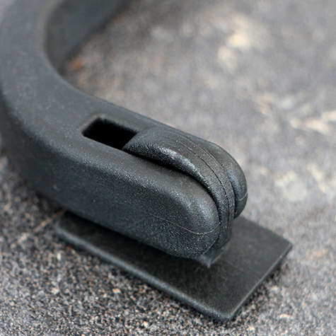 legatoria Maniglia in plastica 118x40x11 mm NERA. Sezione rettangolare, dotata di due occhielli per il fissaggio e larticolazione della maniglia.