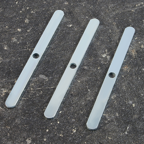 legatoria PiastraFissaggio ganci per campionario ZINCATA. misure: 100 x 10 x 2 mm  forato al centro, foro diametro di 5.2 mm .