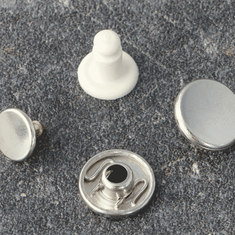 legatoria Bottoneautomaticoapressionecondistanziale da 6 mm NICHELATO, testa diametro 12.4 mm. Capacit perno 6 mm. L'oggetto  composto da 4 pezzi*.