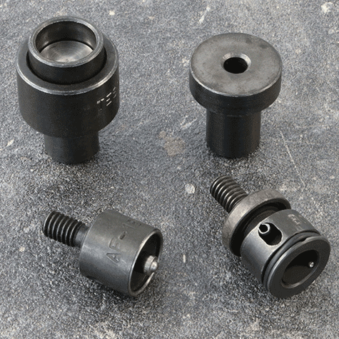 legatoria Set di punzoni per applicare bottoniautomaticiapressionecondistanziale Set composto da 4 pezzi: 2 superiori e 2 inferiori. Idoneo ad applicare bottoni lunghi da 6 a 27 mm. I punzoni superiori hanno attacco filettato M6. I punzoni inferiori hanno base cilindrica di diametro 12mm*.