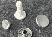 legatoria Bottone automatico a pressione con distanziale da 12 mm NICHELATO, testa diametro 12.4 mm. Capacità perno 12 mm. Il bottone è composto da 4 pezzi*.