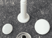 legatoria Bottone automatico a pressione con distanziale da 27mm BIANCO VERNICIATO, testa diametro 12.4 mm. Capacità perno 27 mm. Il bottone è composto da 4 pezzi*.