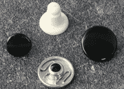 legatoria Bottoneautomaticoapressionecondistanziale da 9 mm NERO VERNICIATO, testa diametro 12.4 mm. Capacit perno 9 mm. Il bottone  composto da 4 pezzi*.