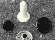 legatoria Bottone automatico a pressione con distanziale da 15 mm NERO VERNICIATO, testa diametro 12.4 mm. Capacità perno 15 mm. Il bottone è composto da 4 pezzi*.