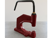 legatoria Pressa a torchietto per occhielli Costruzione massiccia in fusione di ghisa. Funzionamento manuale con leva girevole.Attacco superiore filettato 6 MA. Base cilindrica diametro 12 mm. Capacit di inserimento: 12 cm * LEG3116