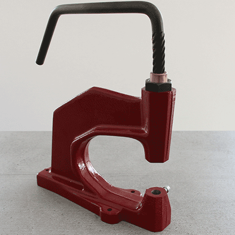 legatoria Pressa a torchietto per occhielli Costruzione massiccia in fusione di ghisa. Funzionamento manuale con leva girevole.Attacco superiore filettato 6 MA. Base cilindrica diametro 12 mm. Capacit di inserimento: 12 cm *.