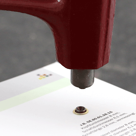 legatoria Pressa a torchietto per occhielli Costruzione massiccia in fusione di ghisa. Funzionamento manuale con leva girevole.Attacco superiore filettato 6 MA. Base cilindrica diametro 12 mm. Capacit di inserimento: 12 cm *.