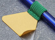 legatoria Portapenne grosse, autoadesivo elastico, VERDE.  Per penne grosse (circonferenza 3-4cm). Dimensioni lembo adesivo: 45x30mm. LEG3142