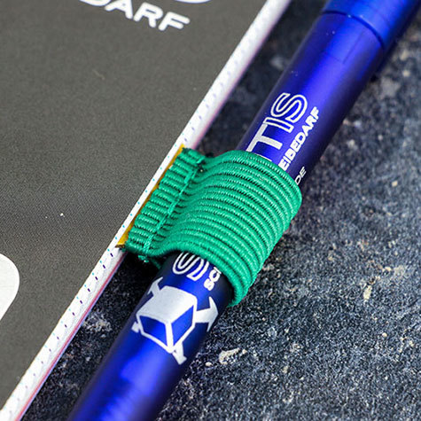 legatoria Portapenne grosse, autoadesivo elastico, VERDE.  Per penne grosse (circonferenza 3-4cm). Dimensioni lembo adesivo: 45x30mm..