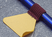 legatoria Portapenne grosse, autoadesivo elastico, BORDEAUX Per penne grosse (circonferenza 3-4cm). Dimensioni lembo adesivo: 45x30mm..