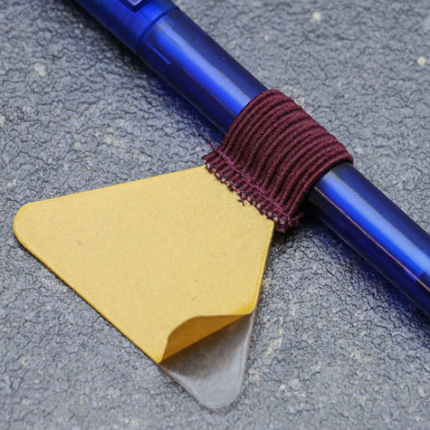 legatoria Portapenne grosse, autoadesivo elastico, BORDEAUX Per penne grosse (circonferenza 3-4cm). Dimensioni lembo adesivo: 45x30mm..