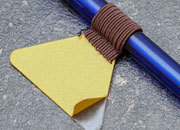 legatoria Portapenne grosse, autoadesivo elastico, MARRONE Per penne grosse (circonferenza 3-4cm). Dimensioni lembo adesivo: 45x30mm..