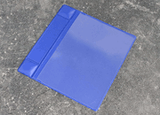 legatoria Busta magnetica, A6. Aperta sul lato lungo BLU. 160x120/150mm. Con 2 potenti magneti al neodimio N35 15x3,5mm. Lato superiore In PVC trasparente morbido da 250 micron. Lato inferiore in PVC blu da 300 micron.