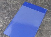 legatoria Busta magnetica, A4 con patella BLU. 325x220mm. Con 2 potenti magneti al neodimio N35 15x3,5mm. Apertura sul lato corto, fornita di patella protettiva dell'apertura. Lato superiore In PVC trasparente morbido da 250 micron. Lato inferiore in PVC blu da 300 micron.