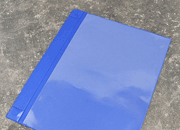 legatoria Busta magnetica, A4 BLU. 325x220mm. Con 2 potenti magneti al neodimio N35 15x3,5mm. Apertura sul lato lungo. Lato superiore In PVC trasparente morbido da 250 micron. Lato inferiore in PVC blu da 300 micron.