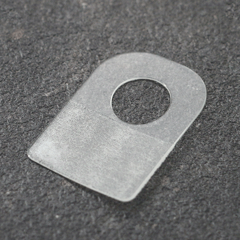 legatoria Appendini autoadesivi 25x35mm, foro tondo Trasparente, foratura tonda diametro 11,5mm, in PET da 350micron, per oggetti fino a 250 grammi. In rotolo da 500 pezzi..