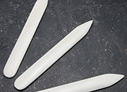 legatoria Pieghetta OSSO, 180mm, 1puntaAcuminata, 1puntaArrotondata Per piegare e lisciare Lunghezza 180mm. Attrezzo indispensabile al legatore per ogni operazione di piegatura e per formare il canaletto.