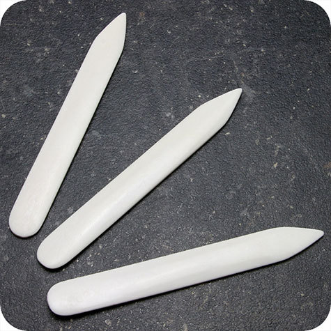 legatoria Pieghetta OSSO, 180mm, 1puntaAcuminata, 1puntaArrotondata Per piegare e lisciare Lunghezza 180mm. Attrezzo indispensabile al legatore per ogni operazione di piegatura e per formare il canaletto.