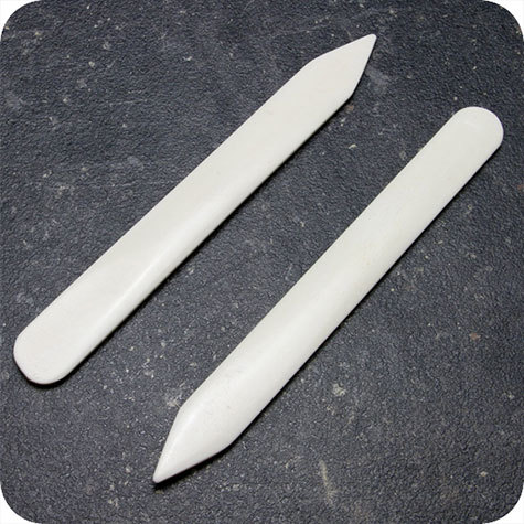 legatoria Pieghetta OSSO, 200mm, 1puntaAcuminata, 1puntaArrotondata Per piegare e lisciare Lunghezza 200mm. Attrezzo indispensabile al legatore per ogni operazione di piegatura e per formare il canaletto.