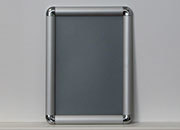 legatoria Cornice alluminio a scatto, A4 ANGOLI ARROTONDATI. Per fogli di dimensione A4(210x297mm). Dimensioni esterne: 240x330mm. Area visibile: 190x280mm. Altezza profilo: 25mm. La cornice � dotata di foglio protettivo in PVC trasparente antiriflesso LEG3192