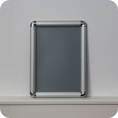 legatoria Cornice alluminio a scatto, A4 ANGOLI ARROTONDATI. Per fogli di dimensione A4(210x297mm). Dimensioni esterne: 240x330mm. Area visibile: 190x280mm. Altezza profilo: 25mm. La cornice � dotata di foglio protettivo in PVC trasparente antiriflesso.
