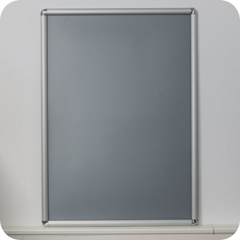 legatoria Cornice alluminio a scatto, A1 ANGOLI ARROTONDATI. Per fogli di dimensione A1(594x841mm). Dimensioni esterne: 625x870mm. Area visibile: 575x820mm. Altezza profilo: 25mm. La cornice � dotata di foglio protettivo in PVC trasparente antiriflesso.