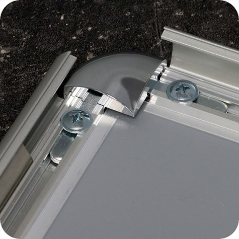 legatoria Cornice alluminio a scatto, A1 ANGOLI ARROTONDATI. Per fogli di dimensione A1(594x841mm). Dimensioni esterne: 625x870mm. Area visibile: 575x820mm. Altezza profilo: 25mm. La cornice � dotata di foglio protettivo in PVC trasparente antiriflesso.