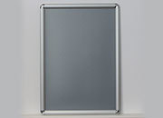 legatoria Cornice alluminio a scatto, A2 ANGOLI ARROTONDATI. Per fogli di dimensione A2(420x594mm). Dimensioni esterne: 450x625mm. Area visibile: 400x575mm. Altezza profilo: 25mm. La cornice  dotata di foglio protettivo in PVC trasparente antiriflesso.