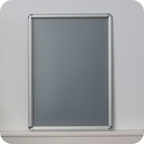 legatoria Cornice alluminio a scatto, A2 ANGOLI ARROTONDATI. Per fogli di dimensione A2(420x594mm). Dimensioni esterne: 450x625mm. Area visibile: 400x575mm. Altezza profilo: 25mm. La cornice � dotata di foglio protettivo in PVC trasparente antiriflesso.