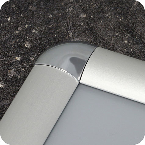 legatoria Cornice alluminio a scatto, A2 ANGOLI ARROTONDATI. Per fogli di dimensione A2(420x594mm). Dimensioni esterne: 450x625mm. Area visibile: 400x575mm. Altezza profilo: 25mm. La cornice � dotata di foglio protettivo in PVC trasparente antiriflesso.